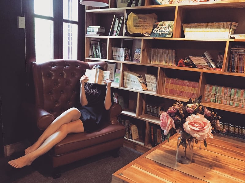 Floating bookshelves